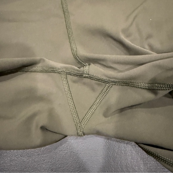 Lululemon Green and Black Smooth Stride Crop - Picture 13 of 16